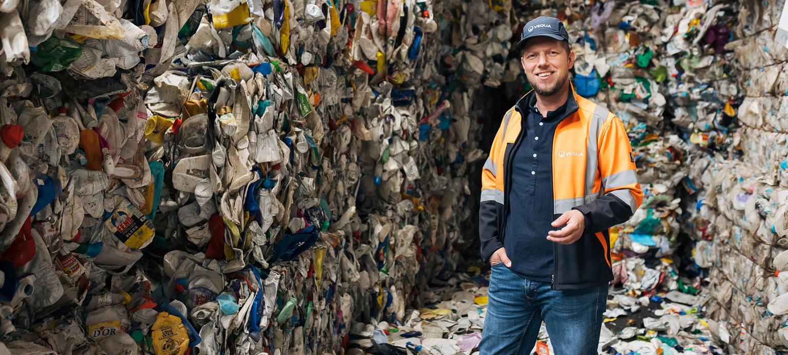 eorg Gemende, Sales Manager und Betriebsrat beim Recyclingunternehmen Multiport im sachsen-anhaltinischen Bernburg vor angelieferten Plastikballen