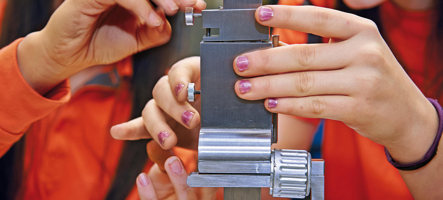 Seit Jahrzehnten kämpfen Frauen für gleiche Chancen im Beruf, gleiche Bezahlung und Vereinbarkeit. Noch immer klafft eine große Lohnlücke, und bis zur Gleichstellung ist noch viel zu tun. Aber es gibt Fortschritte, vor allem weil Gewerkschafterinnen und Betriebsrätinnen nicht lockerlassen.