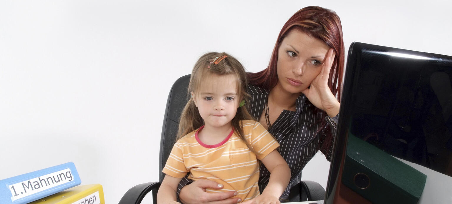 Überarbeitete Mutter mit Kind im Büro