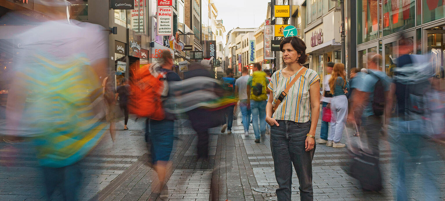 Einkaufsstraße in Köln, mit Überblendungen künstlich verfremdet