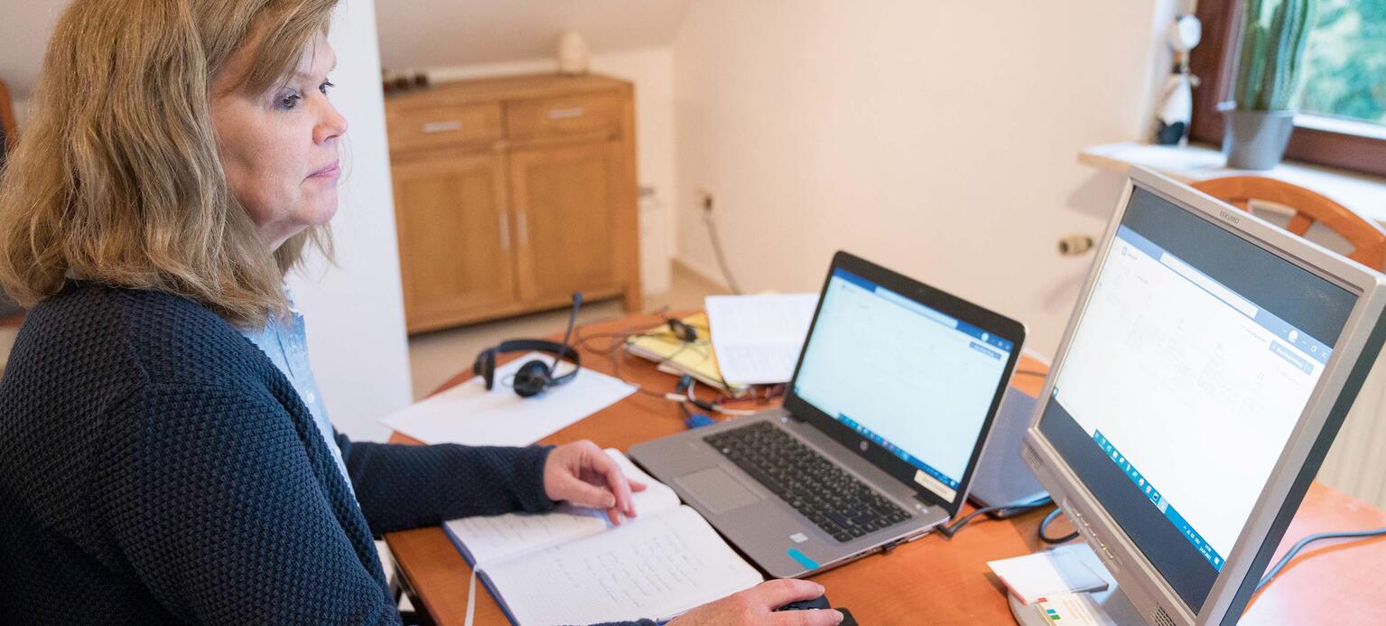 Sigrun Krussmann, Betriebsratsvorsitzende bei Nordzucker in Nordstemmen, bereitet im Homeoffice eine Präsentation vor.