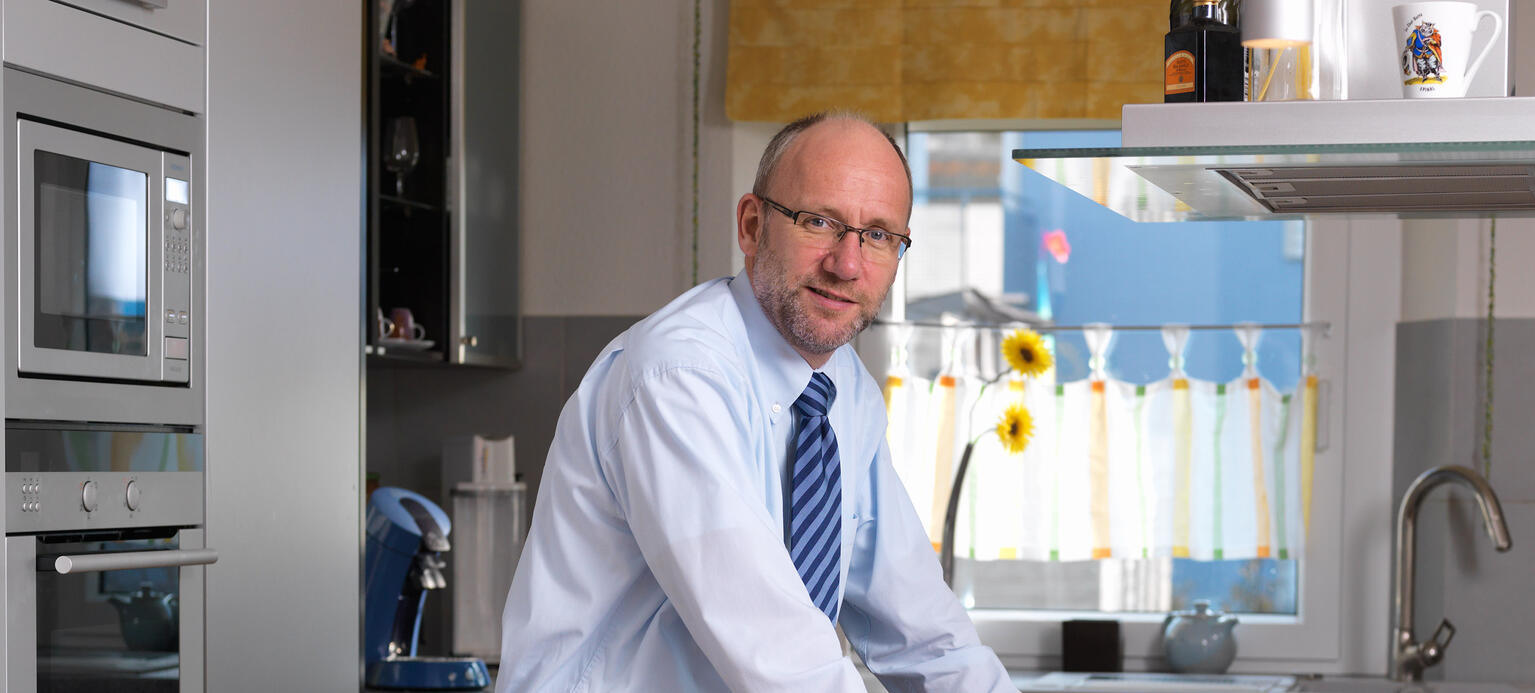 Wahlkämpfer Nikolaos Sakellariou am Küchentisch in Schwäbisch Hall: „Man muss vor dem Streit mit großen Tieren keine Angst haben, wenn man sich gut vorbereitet und gute Argumente hat.“