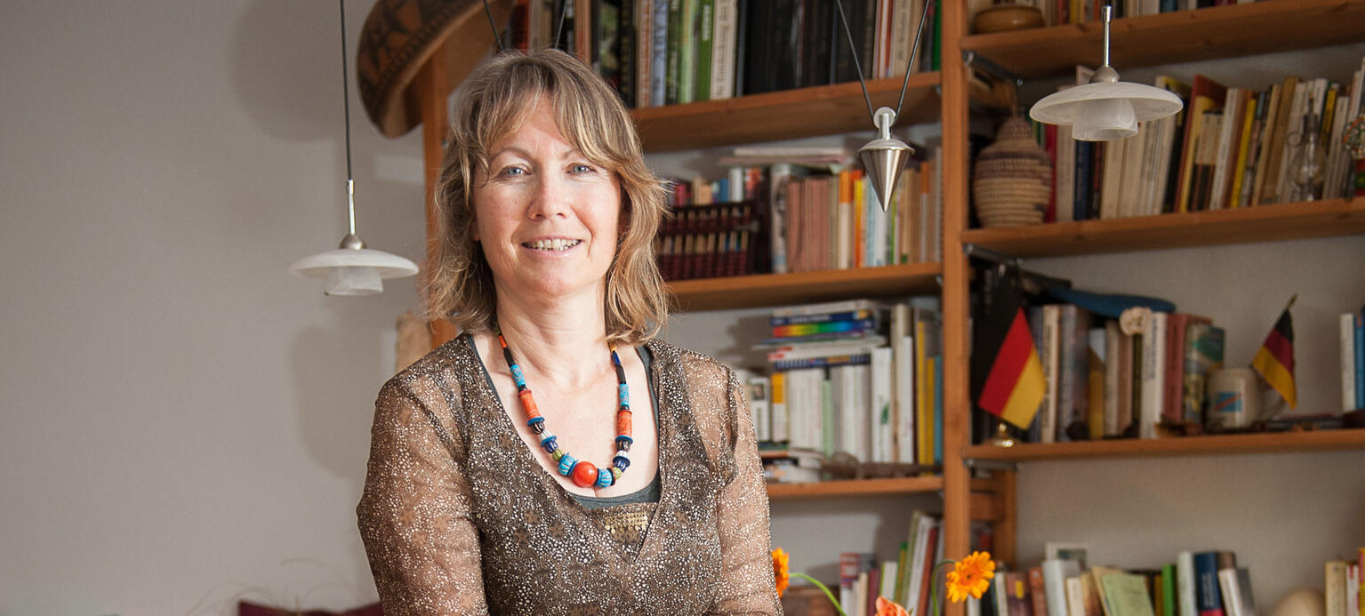 Afrikaspezialistin und Altstipendidatin Gerlinde Kurzbach in ihrer Freiburger Wohnung: Gerlinde Kurzbach arbeitete 18 Jahre als Not- und Katastrophenhelferin. In Ruanda erlebte sie den härtesten Einsatz.