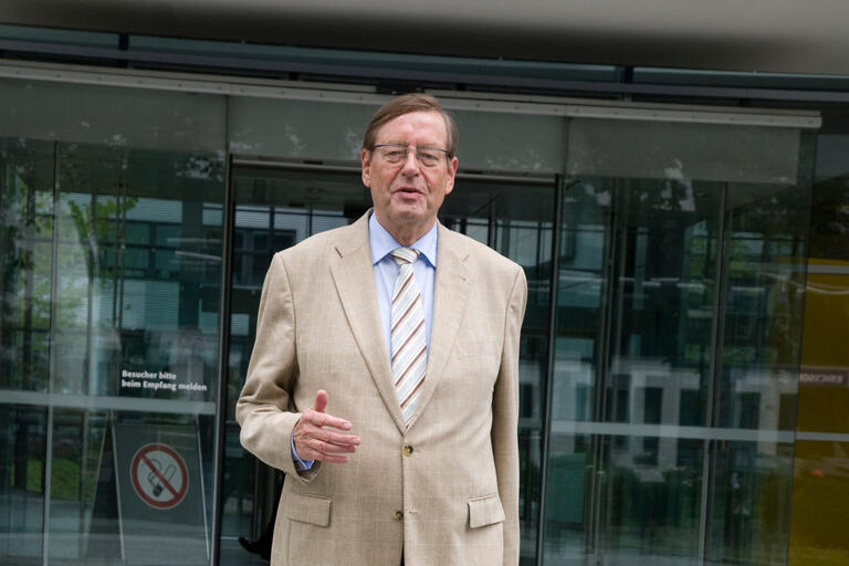 SMS-Standardisierer Hillebrand in Bonn nahe der Telekomzentrale, seinem früheren Arbeitgeber: Der 71-jährige Ingenieur war Stipendiat der Stiftung Mitbestimmung, der Vorläuferorganisation der Hans-Böckler-Stiftung.