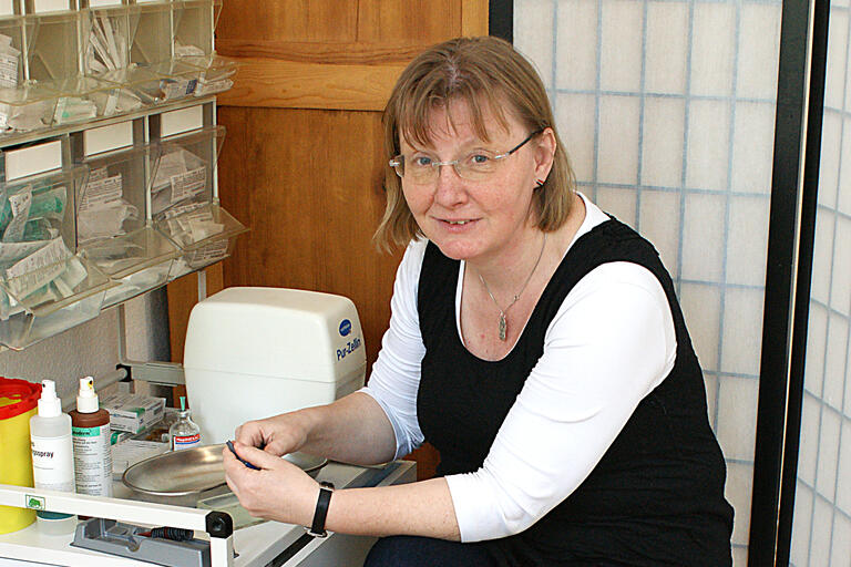 Medizinerin Thumm-Söhle in ihrer Praxis: Ehrenamtlich engagiert aus Dank für erfahrene Unterstützung