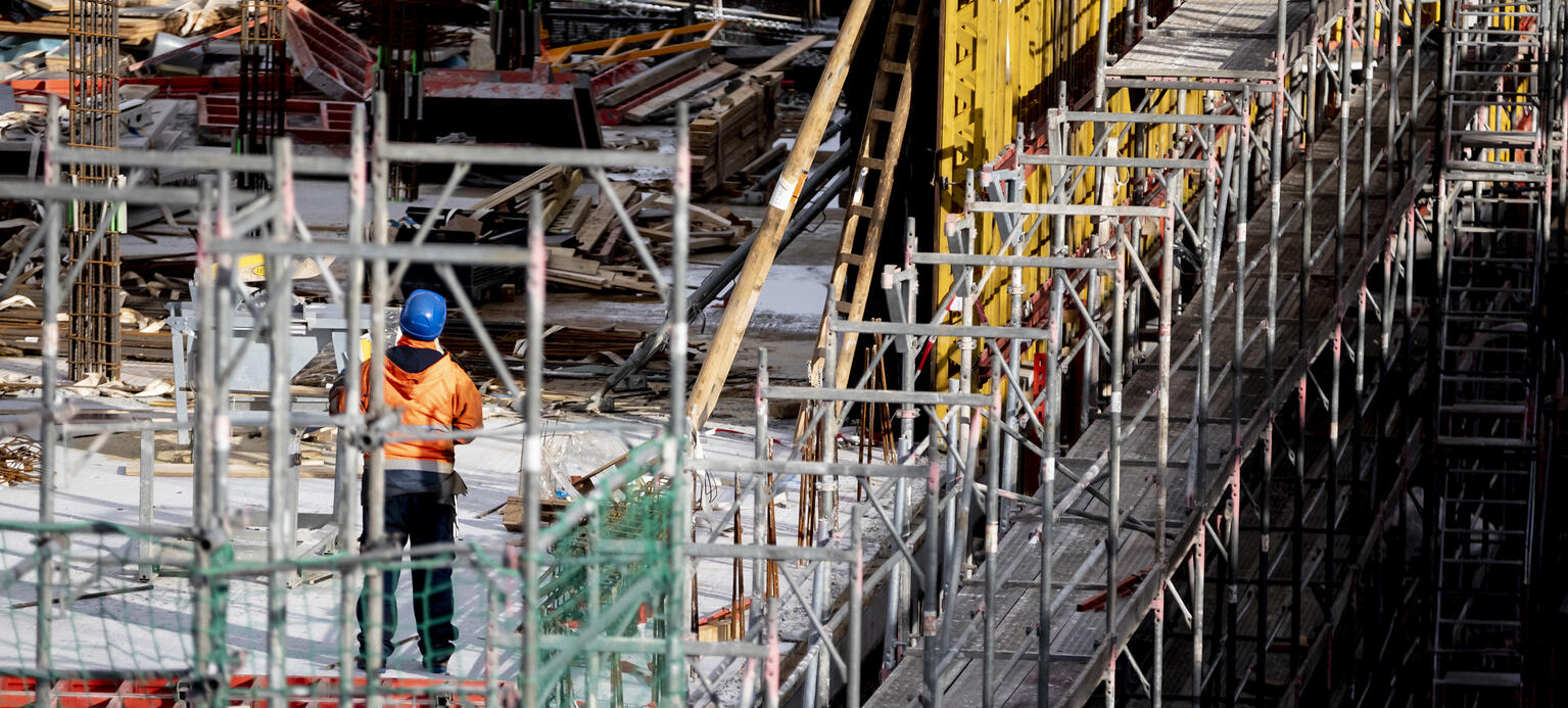  Ein Bauarbeiter steht auf der Baustelle auf dem Tacheles-Areal nahe der Oranienburger Straße