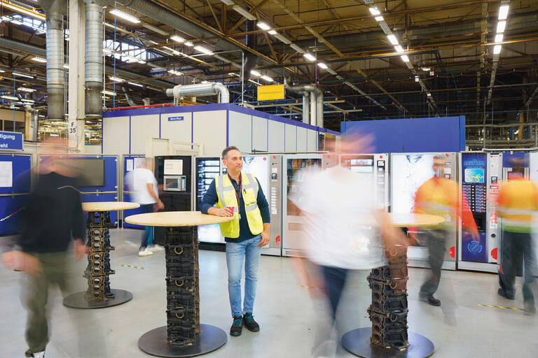 Blick in einen Industriebetrieb, mit Überblendungen künstlerisch verfremdet.