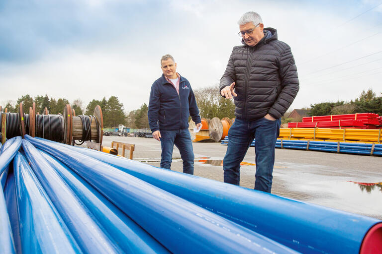 g Eschen, Betriebsratsvorsitzender bei SPIE, und sein Stellvertreter Reinhard Faß im Freilager im ostfriesischen Wiesmoor. 