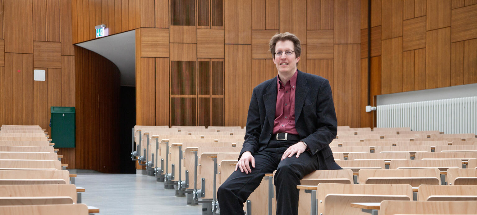 Olaf Bartz in einem Hörsaal der Uni Bonn: „Fasziniert, wie Wissenschaft entsteht“
