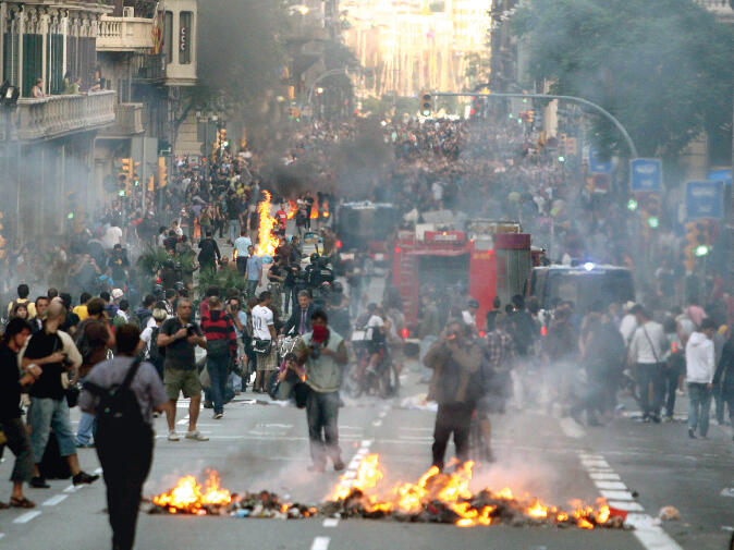 Brennende Barrikaden beim Generalstreik 2010 in Spanien. Die Proteste waren von spaniens gewerkschaften CCOO und ugt organisiert worden.