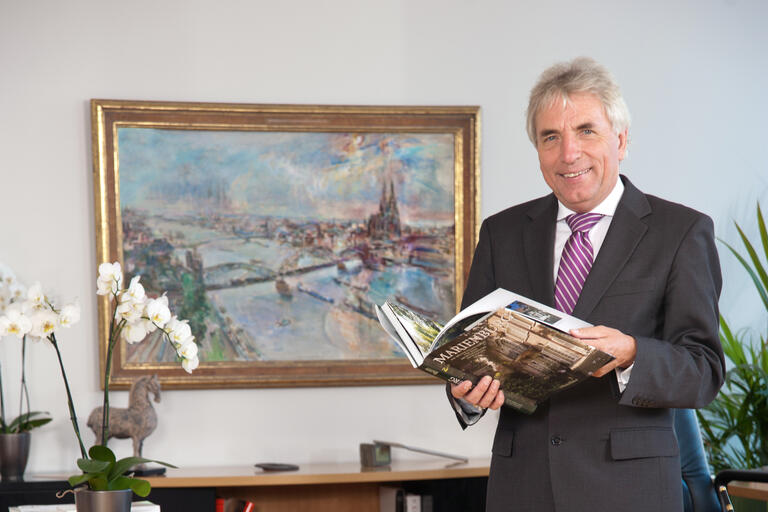 OB Roters in seinem Büro im Rathaus Köln: „Bildungsangebote, Kulturvielfalt, sozialer Wohnraum – das geht nur, wenn wir etwas erwirtschaften.“