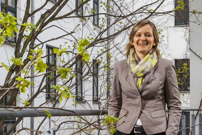Frauenrechtlerin Kathrin Mahler Walther auf dem Balkon Ihres Berliner Büros: Wer wirklich kämpft, kann die Verhältnisse umkrempeln.