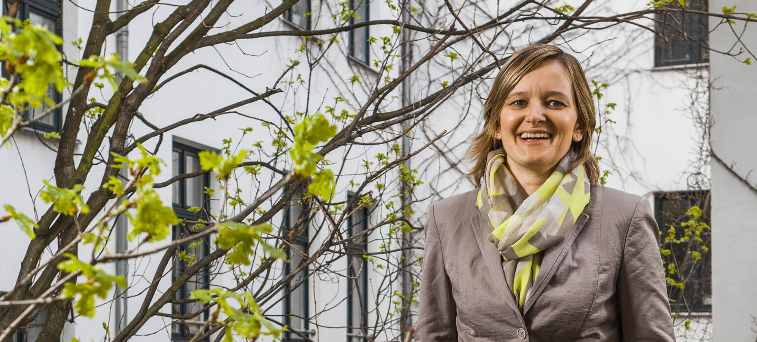 Frauenrechtlerin Kathrin Mahler Walther auf dem Balkon Ihres Berliner Büros: Wer wirklich kämpft, kann die Verhältnisse umkrempeln.