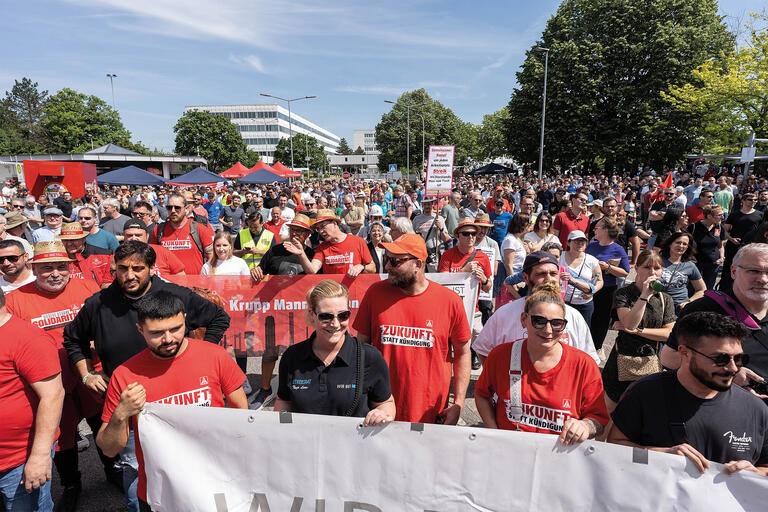 Benjamin Gruschka, David Lüdtke und Kerstin Klein (linkes Bild, v. l. n. r.) bei der Urabstimmung vorm Werkstor.