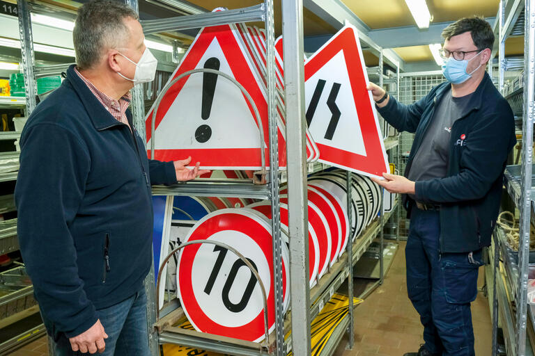 Mit einem Kollegen wirft Eschen einen Blick in die Lagerregale. 