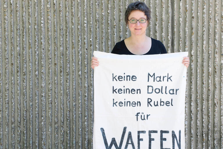 Archivarin Elbracht mit Protest-Umhang von 1983, aus den Zeiten der Friedensbewegung: „Wenn schon studieren, dann mit der Hans-Böckler-Stiftung“