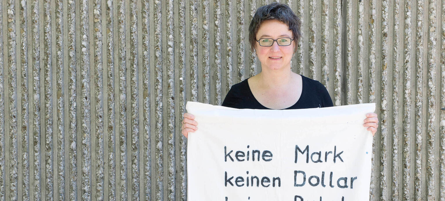 Archivarin Elbracht mit Protest-Umhang von 1983, aus den Zeiten der Friedensbewegung: „Wenn schon studieren, dann mit der Hans-Böckler-Stiftung“