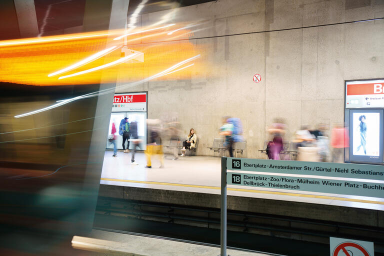 U-Bahnstation in Köln, mit Überblendungen künstlerisch verfremdet
