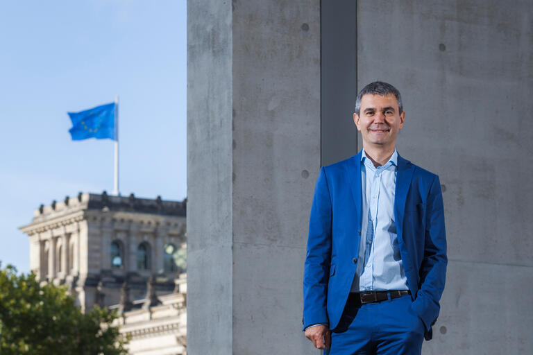 Europa-Experte Sven Vollrath vor dem Bundestag in Berlin: Das Bewusstsein stärken, wie wichtig Europa auch für die Innenpolitik ist.