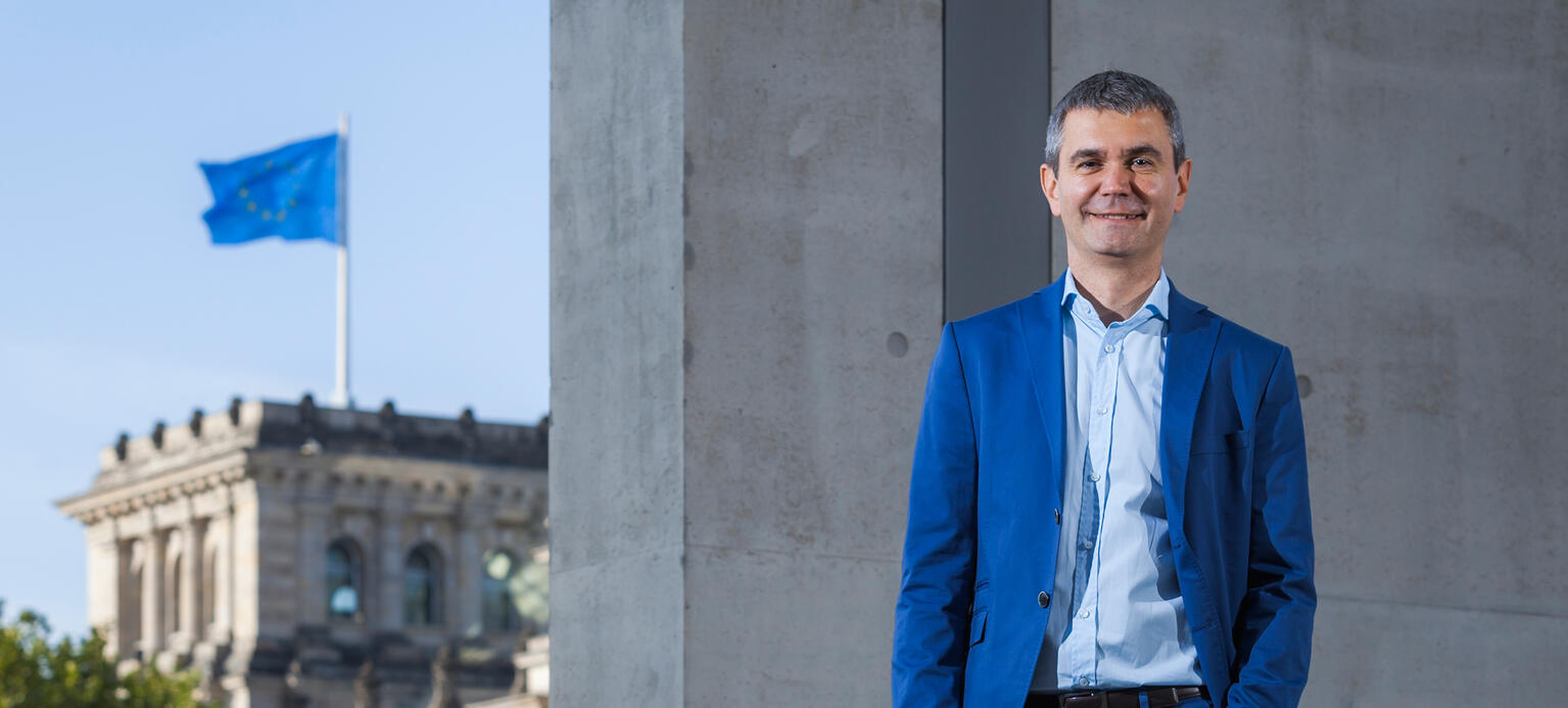 Europa-Experte Sven Vollrath vor dem Bundestag in Berlin: Das Bewusstsein stärken, wie wichtig Europa auch für die Innenpolitik ist.