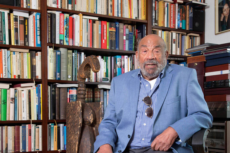 Buchautor Michael in seinem Kölner Haus: „Die einen bestaunten mein Gefieder, andere dagegen knurrten.“