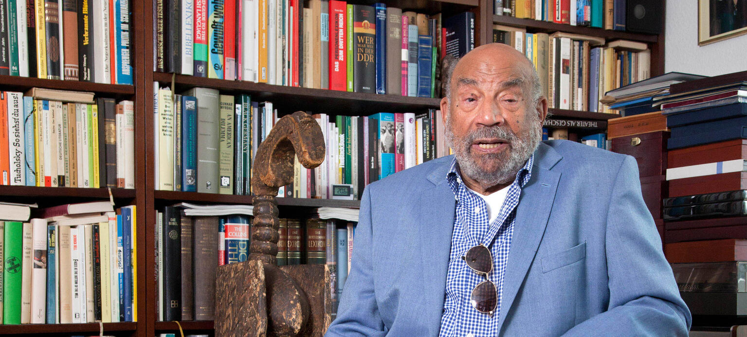 Buchautor Michael in seinem Kölner Haus: „Die einen bestaunten mein Gefieder, andere dagegen knurrten.“