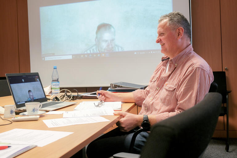 Über Video ist der Oldenburger IG-BAU-Sekretär Thomas Jackmuth  zugeschaltet, der zum Thema Haus-tarif eng mit dem Betriebsrat zusammenarbeitet. 