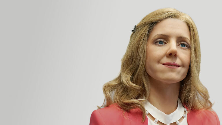 Roboterfrau Elenoide sprach mit Beschäftigten über ihre berufliche Weiterentwicklung.