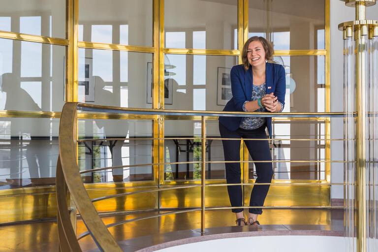 Johanna Wenckebach an ihrem Arbeitsplatz im Mendelsohn-Bau in Berlin-Kreuzberg, heute Sitz der regionalen IG Metall. Architekt Erich Mendelsohn hatte das Gebäude in den 1920er Jahren für den Deutschen Metallarbeiterverband im Stil der „Neuen Sachlichkeit“ entworfen.