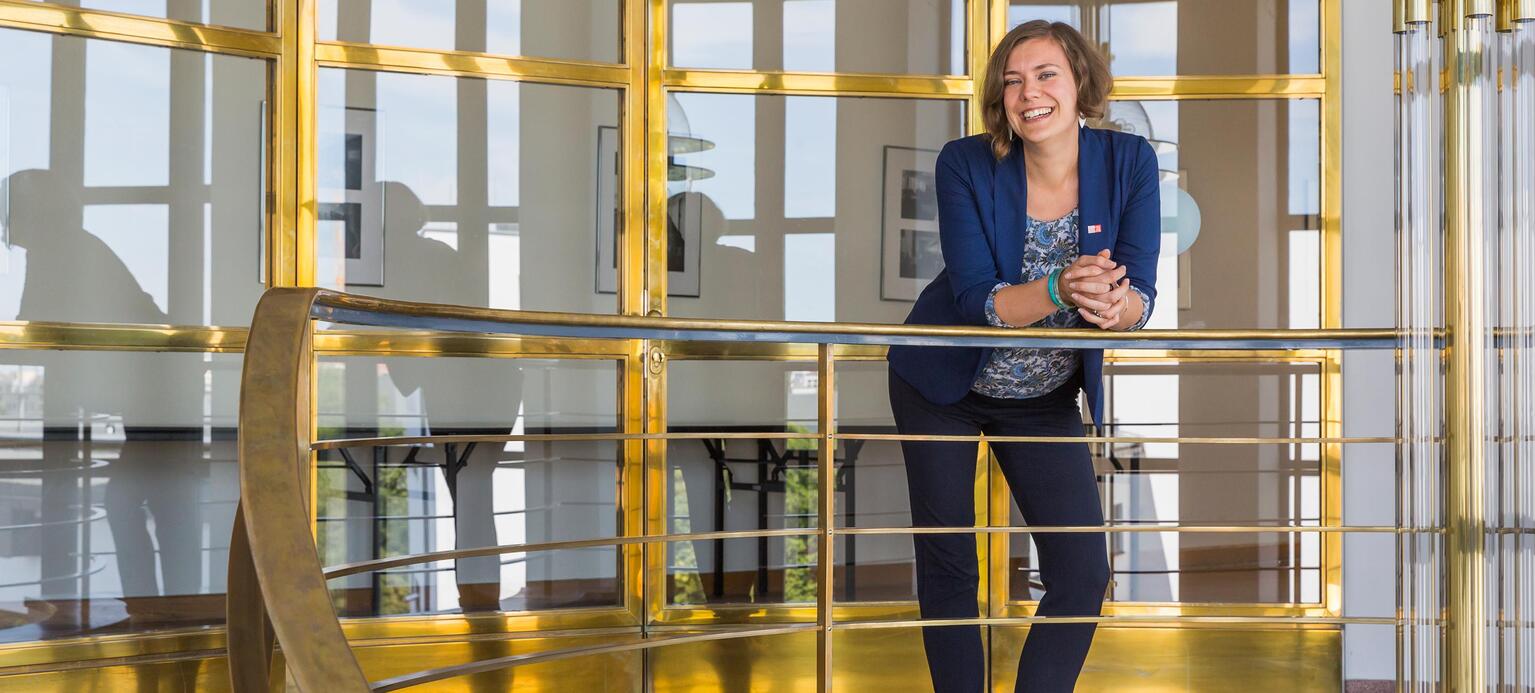 Johanna Wenckebach an ihrem Arbeitsplatz im Mendelsohn-Bau in Berlin-Kreuzberg, heute Sitz der regionalen IG Metall. Architekt Erich Mendelsohn hatte das Gebäude in den 1920er Jahren für den Deutschen Metallarbeiterverband im Stil der „Neuen Sachlichkeit“ entworfen.