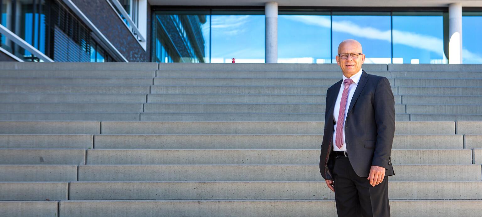 In Sachen DB-Kultur unterwegs: Gerhard Ludwig vor dem Verwaltungsgebäude der Deutschen Bahn in Hamburg.