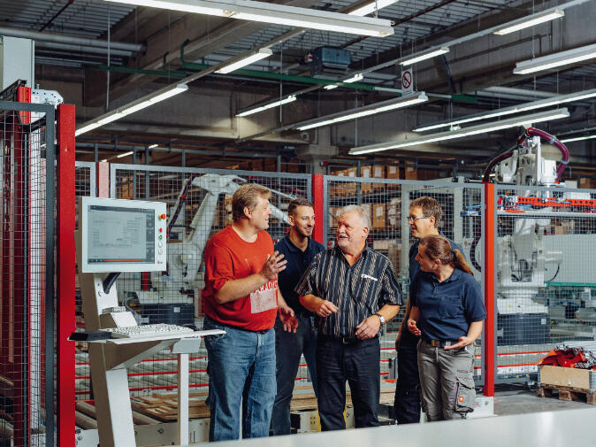 Foto: Pronorm-Betriebsrat Peter Engel (Mitte) mit Kolleginnen und Kollegen