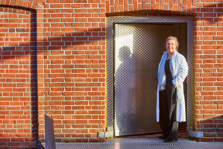 Tatjana Tegel vor dem historischen Gebäude der Meierei: Sie will durch Qualität überzeugen, nicht durch den niedrigen Preis.