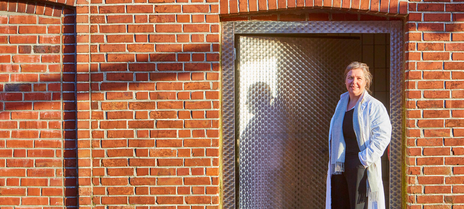 Tatjana Tegel vor dem historischen Gebäude der Meierei: Sie will durch Qualität überzeugen, nicht durch den niedrigen Preis.