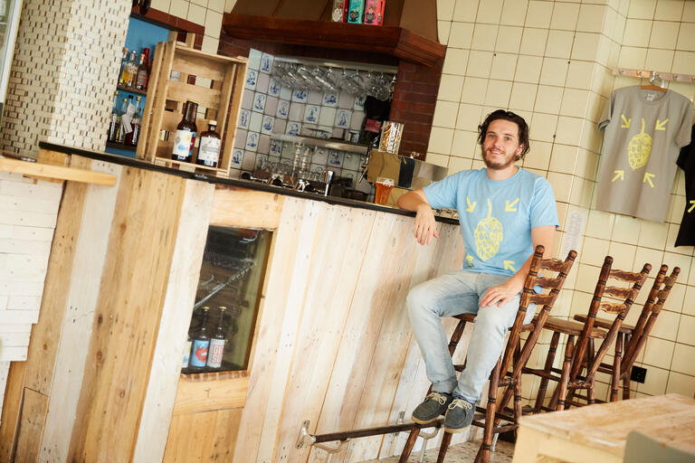 Der documenta-Sommer wird Erik Schäfers Bar-Galerie in Kassel einen Schub verleihen.