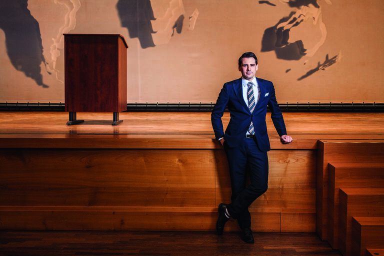 Arne Schneider im „Weltsaal“: Der geschichtsträchtige Raum ist der größte Festsaal des Auswärtigen Amtes.