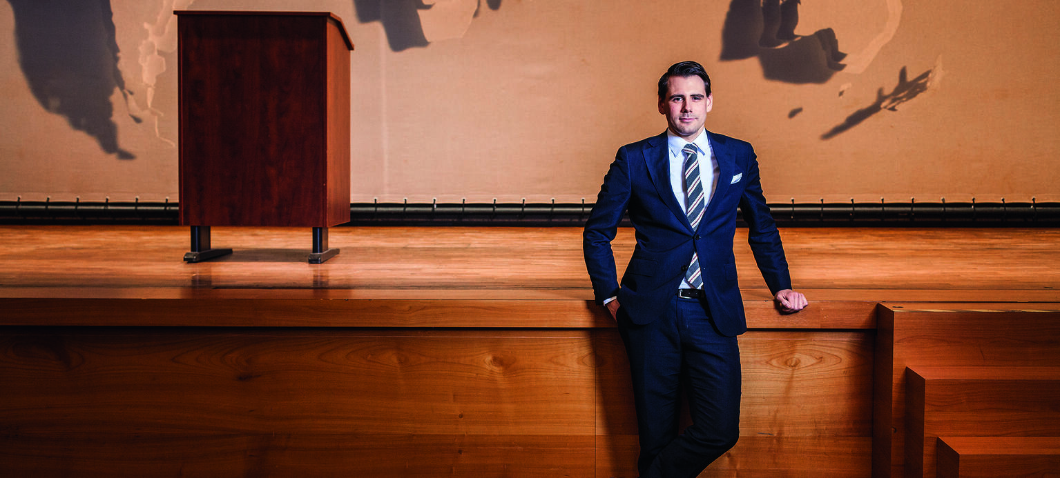 Arne Schneider im „Weltsaal“: Der geschichtsträchtige Raum ist der größte Festsaal des Auswärtigen Amtes.