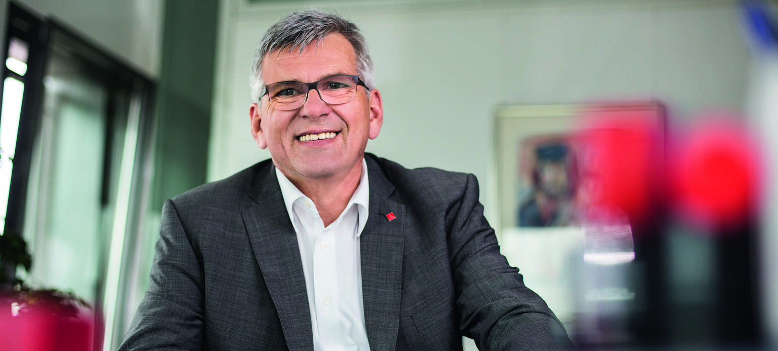 Der IG-Metall-Vorsitzende Jörg Hofmann sieht Gewerkschaften und Betriebsräte in der Pflicht, die Mobilitätswende aktiv zu gestalten – politisch, gesellschaftlich und in den Betrieben. Sonst droht der Verlust von Zehntausenden Arbeitsplätzen.