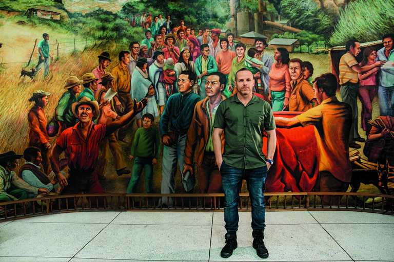 Daniel Hawkins vor einem Wandbild in der ENS: „Wir sind Teil des Friedensprozesses.“