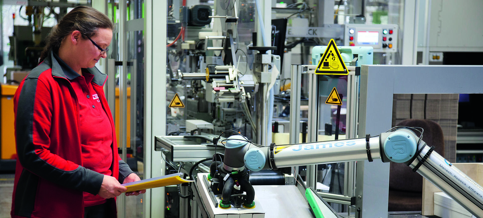 Neue Montageanlage mit Stapelroboter James in der Fertigung der Gustav Hensel GmbH; Mitarbeiterin Lydia Reichling fährt nur noch die Paletten weg.