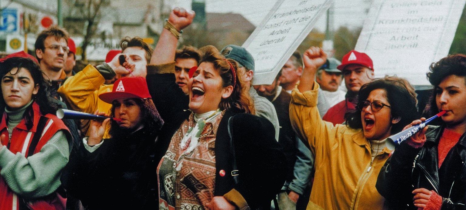 Als im Jahr 1996 eine schwarz-gelbe Koalition die Lohnfortzahlung im Krankheitsfall beschneidet, ist das eine Kampfansage an die Gewerkschaften. Doch erst Kohls Nachfolger Gerhard Schröder macht die Kürzung rückgängig.