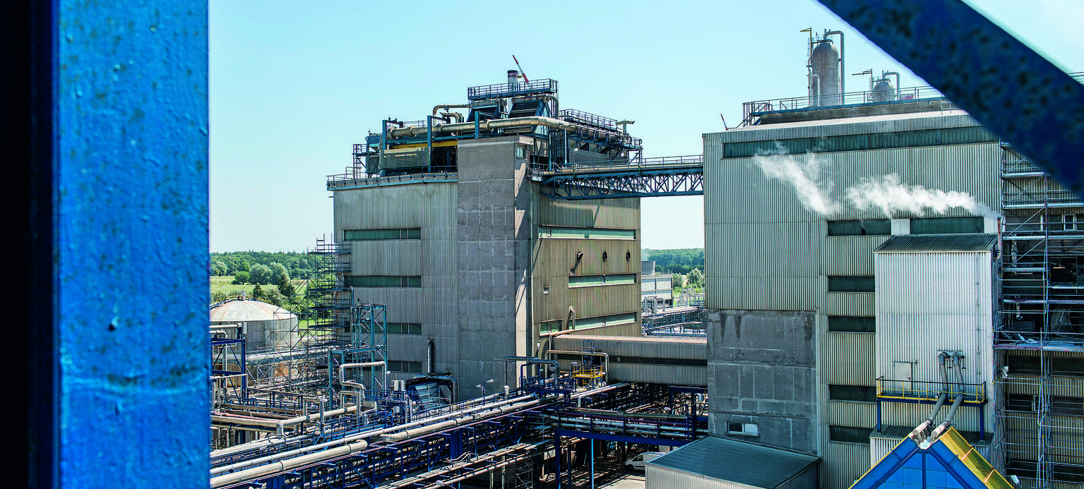 Die Produktionsanlage der Yara in Poppendorf, südlich von Rostock. Das weiß-pulverige Ammoniumnitrat ist hier allgegenwärtig.