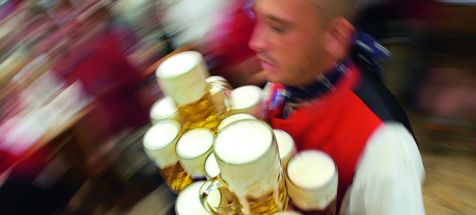 Längere Verfügbarkeit für Beschäftigte wollen Arbeitgeber im Hotel- und Gaststättengewerbe erreichen