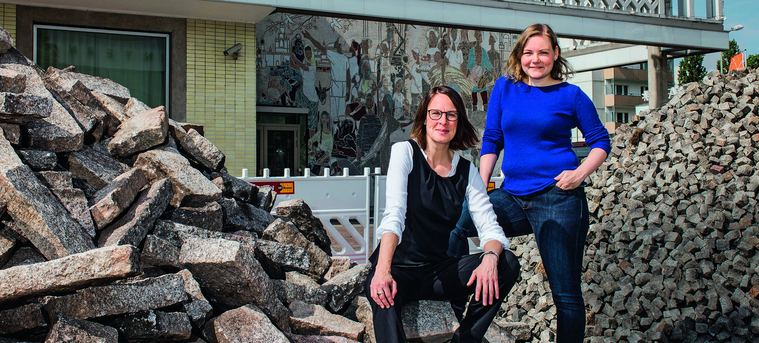 Christina Schildmann und Lisa Schrepf haben von 2015 bis 2017 die Kommission Arbeit der Zukunft der Hans-Böckler-Stiftung betreut. Aus dem wissenschaftlichen Sekretariat der Kommission wurde im Anschluss, geleitet von Christina Schildmann, die Forschungsstelle Arbeit der Zukunft, die vom Berliner Büro der Hans-Böckler-Stiftung aus die Themen des Kommissionsberichts weiter vorantreibt. In diesem Zusammenhang koordinieren die Politikwissenschaftlerinnen auch die Wissensdrehscheibe LABOR.A, die gleichzeitig ein wichtiger Transferkanal für die Stiftungsaktivitäten zur Arbeit der Zukunft ist.