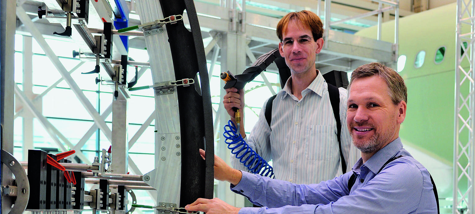 Sitzen ohne Stuhl: Der Flugzeugbauer Airbus testet und entwickelt verschiedene Typen von Arm- und Bein-Exoskeletten.