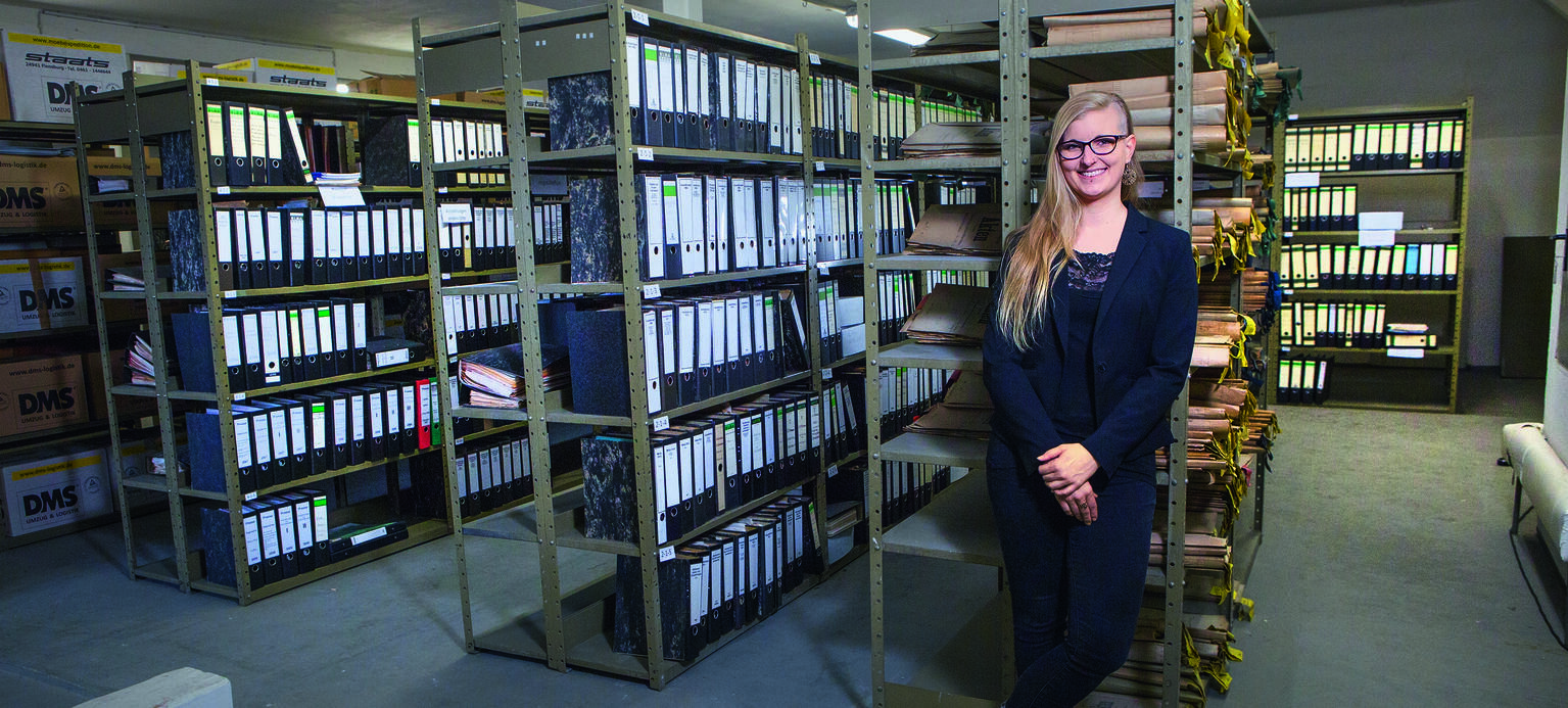 Melanie Jacobi im Archiv des Landesmuseums: Die Provenienz des Inventars wird gründlich dokumentiert.