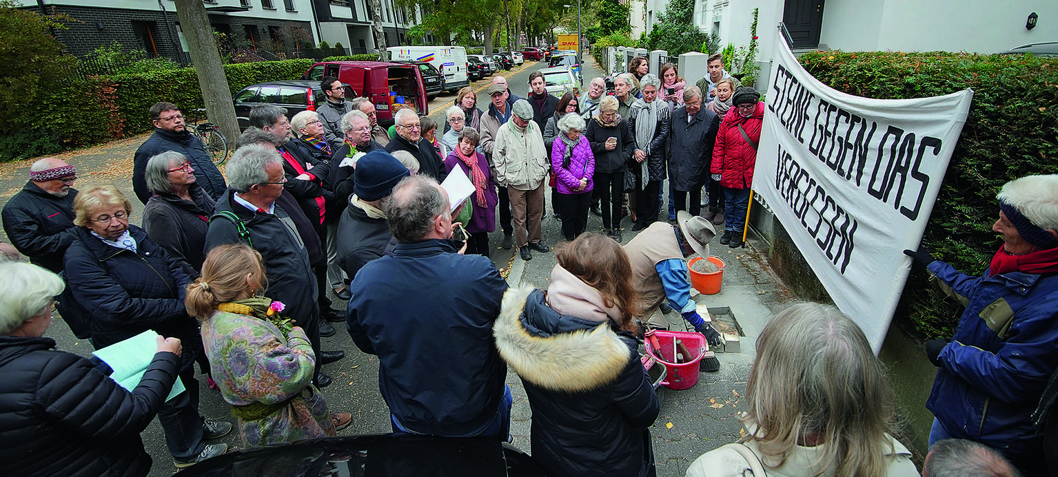 70 000 Stolpersteine hat der Kölner Künstler Gunter Demnig bereits geschaffen. Hier verlegt er seine „Steine gegen das Vergessen“ vor dem ehemaligen Wohnhaus von Hugo Sinzheimer im Frankfurter Nordend. Sinzheimer, bekanntester Arbeitsrechtler der Weimarer Republik, war Jude. 1933 floh er mit seinen Angehörigen vor den Nazis in die Niederlande.