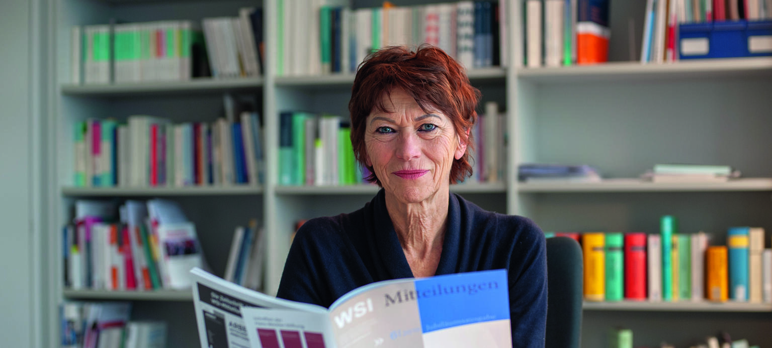 Chefredakteurin Gudrun Linne mit einem Vorabexemplar der Jubiläumsausgabe