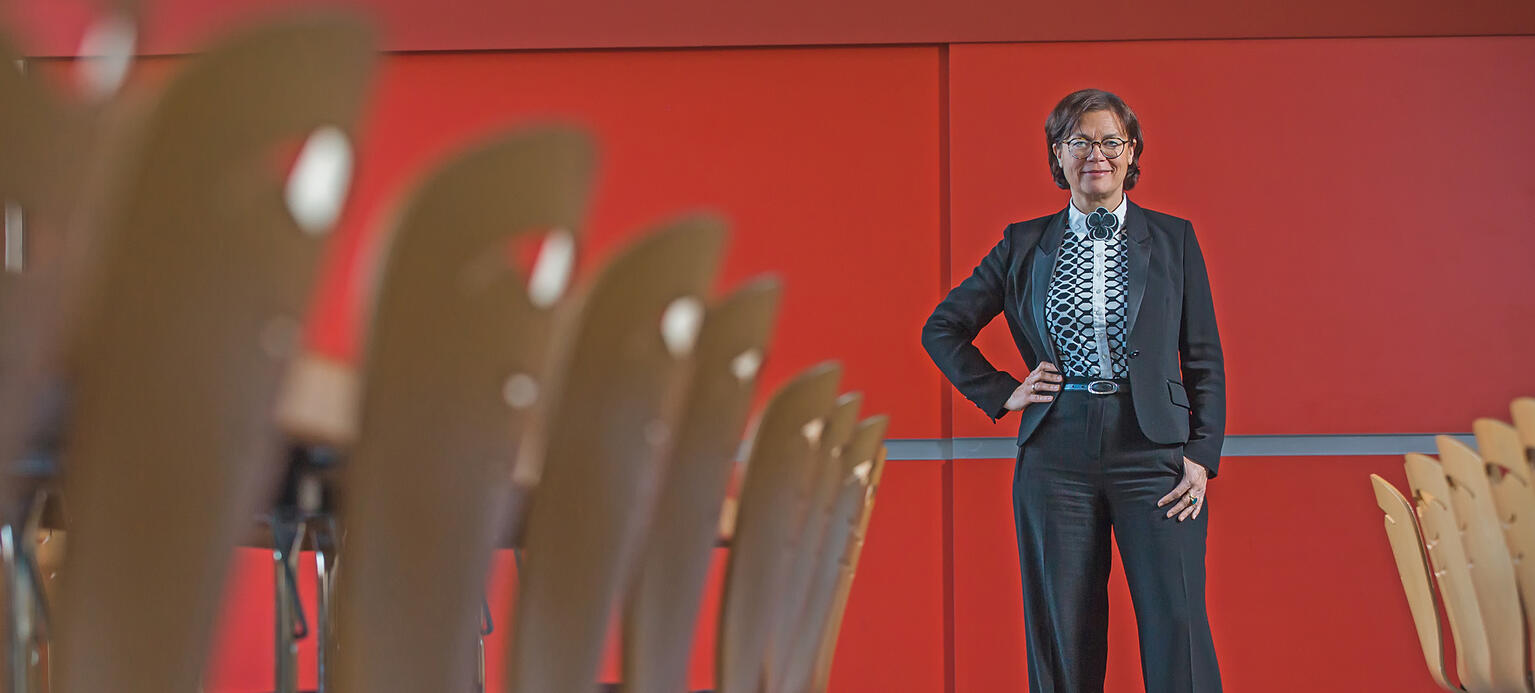 BERTINA MURKOVIC lernte Bürokauffrau, bevor sie Soziologie und Germanistik studierte. In den 1990er Jahren wurde sie Fachreferentin des Betriebsrats im Volkswagen Konzern. Seit 2018 ist sie Betriebsratsvorsitzende der Geschäftssparte Volkswagen Nutzfahrzeuge in Hannover, seit 2017 für die IG Metall im VW-Aufsichtsrat.