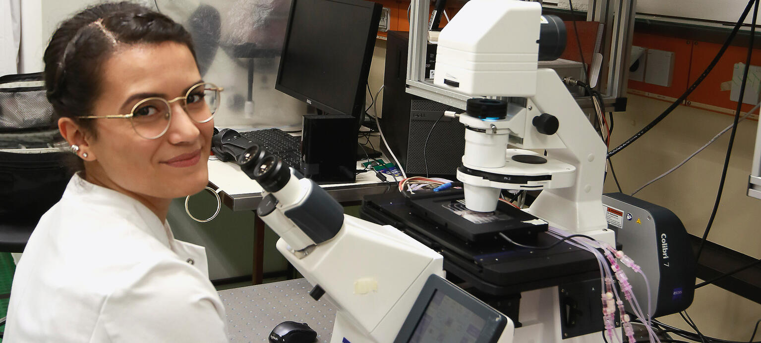 Dilvin Semo, Ärztin und Wissenschaftlerin am Universitätskrankenhaus bei der Arbeit